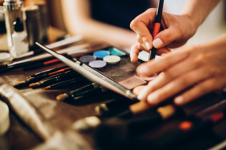 makeup artist putting some makeup on her brush