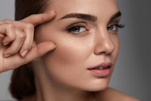 girl with well-done eyebrows posing sideface