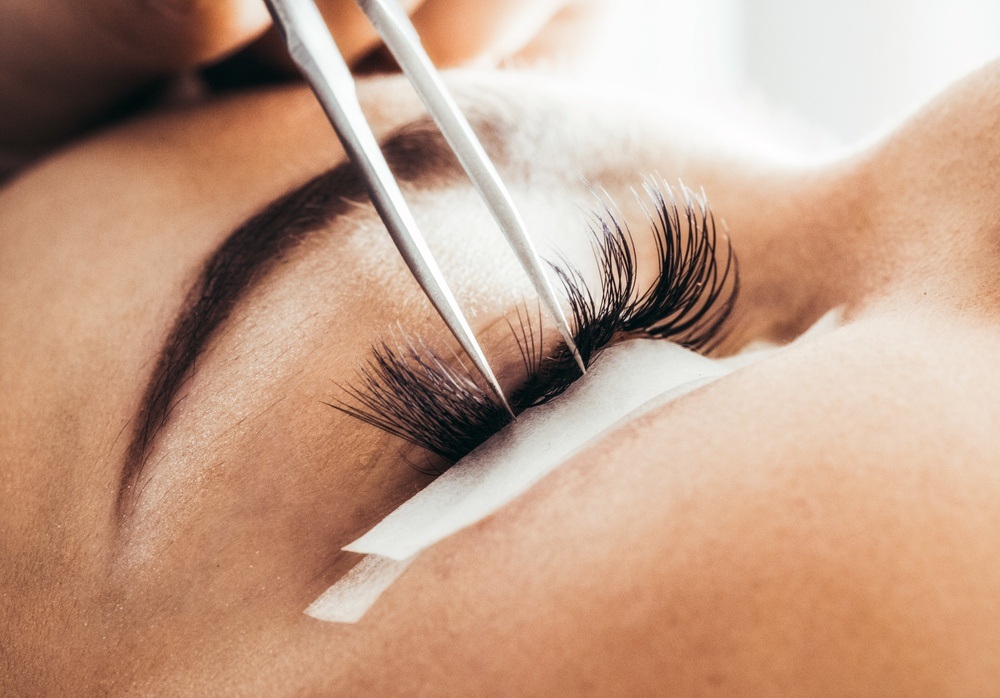 Esthetician puts lashes on a client